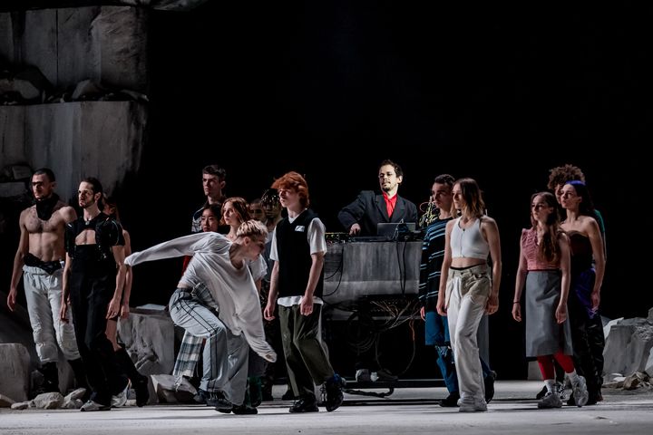 Le danseur solo frénétique et l'essaim de danseurs au ralenti dans "Room with a view" de Rone et (La)Horde au Théâtre du Châtelet, mars 2020. (CYRIL MOREAU / BESTIMAGE)