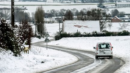 Un automobiliste traverse un paysage enneigé à Godewaersvelde (Nord), le 30 janvier 2019. (PHILIPPE HUGUEN / AFP)