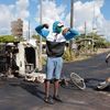 Un homme tient un barrage à Petit Bourg (Guadeloupe), le 21 octobre 2021. (MAXPPP)