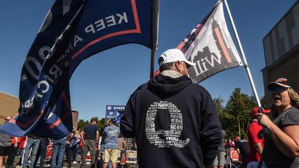 Un supporter de Donald Trump&nbsp;portant&nbsp;le "Q" de QAnon, le 3 octobre 2020.&nbsp; (STEPHANIE KEITH / GETTY IMAGES NORTH AMERICA VIA AFP)