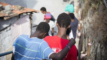 Deux migrants à Vintimille (Italie), le 9 septembre 2017. (IKER PASTOR / ANADOLU AGENCY)