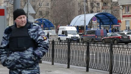 Un policier russe&nbsp;surveille le secteur où une femme a été arrêtée,&nbsp;brandissant la tête d'un enfant décapité, à Moscou (Russie), le 29 février 2016.&nbsp; (? MAXIM ZMEYEV / REUTERS / X90168)