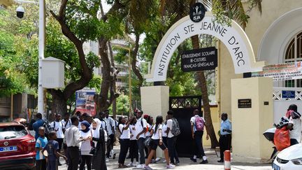 Elèves devant l'école Sainte Jeanne d'Arc à Dakar, le 4 septembre 2019. (SEYLLOU / AFP)