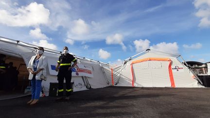 Un hôpital de campagne a été monté à Cayenne. (VALENTIN DUNATE / RADIO FRANCE)