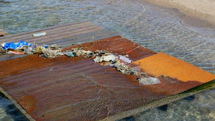 Des déchets plastiques, du bois, des papiers flottent à la surface de la mer, le 24 juillet 2020, à Sète (Hérault). (NICOLAS GUYONNET / HANS LUCAS / AFP)