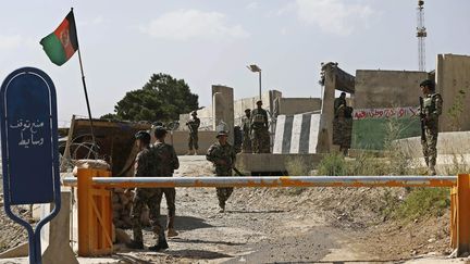 Des soldats montent la garde devant le camp d'entra&icirc;nement o&ugrave; un g&eacute;n&eacute;ral am&eacute;ricain et un g&eacute;n&eacute;ral allemand ont &eacute;t&eacute; tu&eacute;s, pr&egrave;s de Kaboul (Afghanistan), le 5 ao&ucirc;t 2014. (© OMAR SOBHANI / REUTERS / X02487)