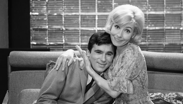 Jacqueline Monsigny avec Claude Nougaro sur le plateau de "Télé Dimanche" en 1964.
 (Daniel Fallot / Ina)