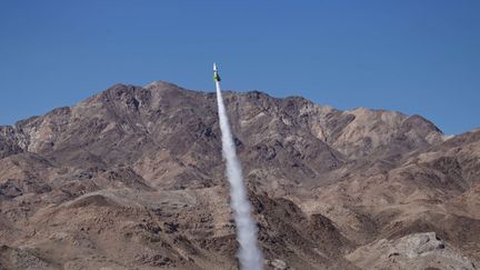 Mike Hughes décolle à bord de sa propre fusée près d'Amboy en Californie, le 24 mars 2018. (MATT HARTMAN/AP/SIPA)