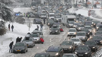 Des automobilistes bloqu&eacute;s en direction des stations d'hivers en Savoie, le 27 d&eacute;cembre 2014.&nbsp; (MAXPPP)