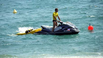 &nbsp; (La baignade a été interdite un moment samedi et les sauveteurs ont fait fuir le requin en faisant des allers-retours à grande vitesse en jet © Maxppp)