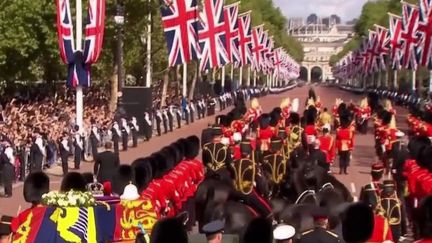 Mort d'Elizabeth II : un immense engouement populaire pour la procession funéraire (FRANCE 2)