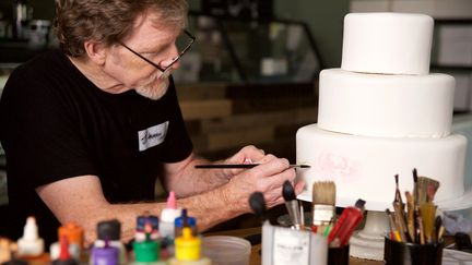 Jack&nbsp;Phillips travaille dans&nbsp;sa pâtisserie en banlieue de Denver (Etats-Unis), le 4 décembre 2017. (BRUCE ELLEFSON / AFP)