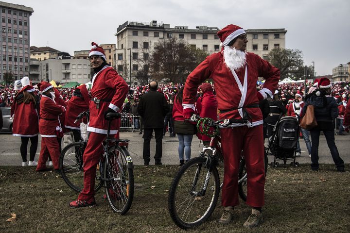 Des pères Noël turinois en vélos.&nbsp; (MARCO BERTORELLO / AFP)