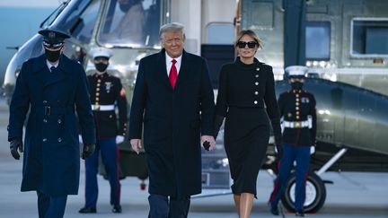 Donald et Melania Trump&nbsp;à la base militaire d'Andrews, dans la banlieue de Washington, le 20 janvier 2021. (ALEX EDELMAN / AFP)