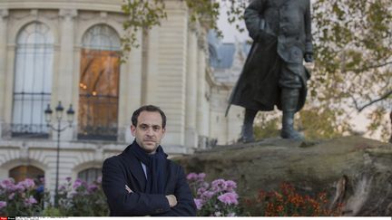 Joseph Zimet,&nbsp;devant la statue de Georges Clemenceau sur les Champs-Elysees, à Paris, le 5 novembre 2014.&nbsp; (BERNARD BISSON/JDD/SIPA)