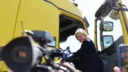 La candidate du Rassemblement national à l'élection présidentielle, Marine Le Pen, lors d'un déplacement à Roye (Somme), le 21 avril 2022. (THOMAS SAMSON / AFP)