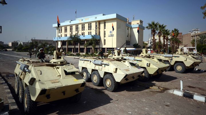 L'arm&eacute;e positionn&eacute;e pr&egrave;s des b&acirc;timents publics &agrave; Suez, dans l'Est de l'Egypte, samedi 26 janvier 2013. ( AFP)