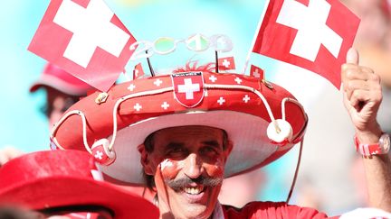 Le chapeau de ce supporter suisse date de 2010, l'&eacute;poque o&ugrave; la Suisse avait une d&eacute;fense de fer. Contre la France (2-5, le 20 juin), ce n'&eacute;tait pas vraiment le cas. (YANG LEI / CHINE NOUVELLE / SIPA)