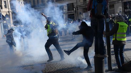 A Marseille, les forces de l’ordre ont utilisé des grenades lacrymogènes sur le Vieux-Port alors que plusieurs centaines de "gilets jaunes" se rapprochaient de la mairie de la ville, samedi 8 décembre.&nbsp; (BORIS HORVAT / AFP)