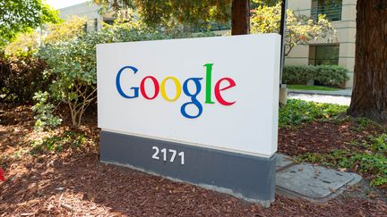 Logo Google devant l'immeuble à Mountain View (Californie), le 24 août 2016. (SMITH COLLECTION/GADO / ARCHIVE PHOTOS)