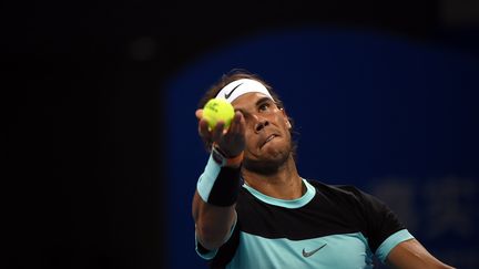 Rafael Nadal au service (GOH CHAI HIN / AFP)