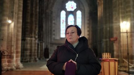 Paulette, une paroisienne qui célèbre les obsèques à l’église Notre-Dame de l’Assomption sur la commune de la Souterraine dans la Creuse et rassure les fidèles angoissés par le confinement, le 18 mars 2020. (ERIC AUDRA / RADIO FRANCE)