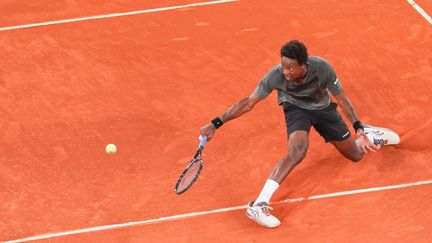 Gaël Monfils sur la terre battue de Madrid le 3 mai 2022 lors de son match perdu contre Novak Djokovic. (OSCAR GONZALEZ / NURPHOTO / AFP)