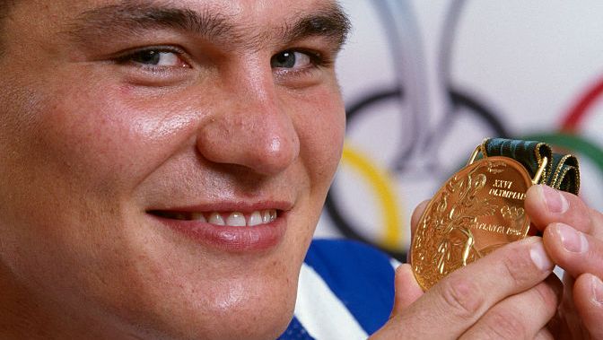 David Douillet et sa première médaille d'or à Atlanta en 1996. (GILBERT IUNDT; JEAN-YVES RUSZNIE / CORBIS SPORT VIA GETTY IMAGES)