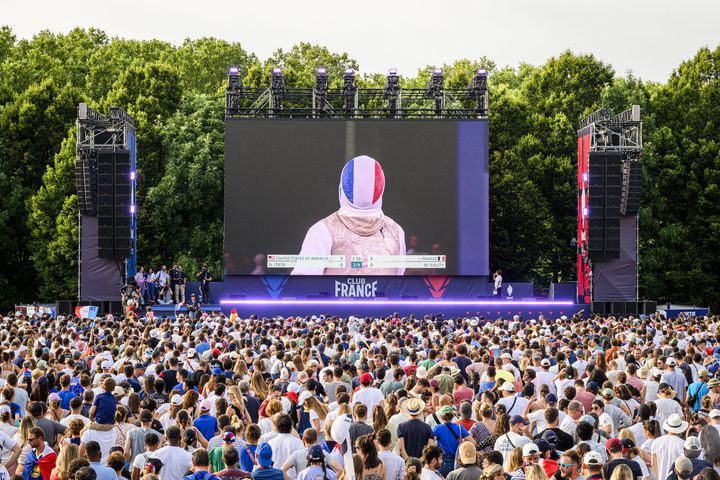 Les spectateurs profitent de l'écran géant extérieur du Club France, à la Villette dans le 19e arrondissement de Paris, pour regarder les épreuves des JO, le 5 août 2024. (J-F ROLLINGER / ONLY FRANCE / AFP)