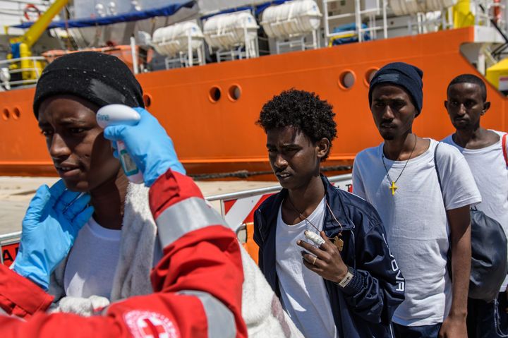 La Croix-Rouge prend la température de migrants à bord de l'"Aquarius", le 23 avril 2018, à Trapani, en Sicile (Italie). (MAXPPP)