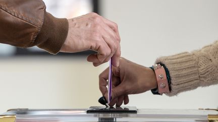 Un électeur vote, pour les élections législatives, le 4 février 2018, à Belfort. (SEBASTIEN BOZON / AFP)