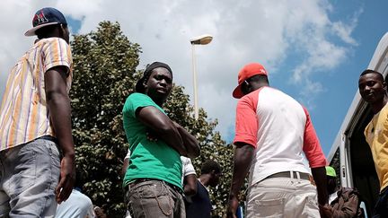 pour d’autres, l’attente semble interminable. Comme le racontent des jeunes Gambiens passablement énervés à la journaliste Fanny Carrier : «Cela fait 10 mois et 26 jours que je suis ici. On n'a pas d'école, pas de papiers, rien... Et macaronis tous les jours. C'est comme une prison !» (AFP/Alberto Pizzoli )