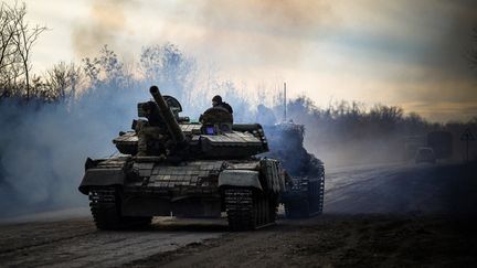 Un char ukrainien près de Bakhmout, dans l'est du pays, le 30 novembre 2022. (ANATOLII STEPANOV / AFP)