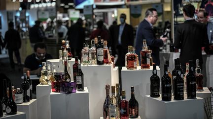 Des bouteilles de vin et d'alcool à Paris, le 14 février 2022. (STEPHANE DE SAKUTIN / AFP)