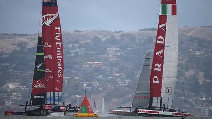 Emirates Team New Zeland et Luna Rossa à la lutte (JUSTIN SULLIVAN / GETTY IMAGES NORTH AMERICA)