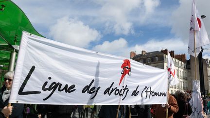 Une banderole de la Ligue des droits de l'Homme déployée à l'occasion d'une manifestation contre la réforme des retraites, le 13 avril 2023. (ESTELLE RUIZ / HANS LUCAS via AFP)