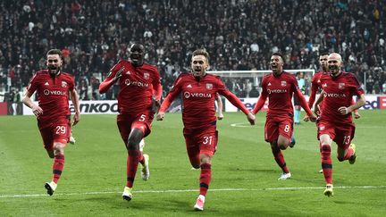 La joie des Lyonnais après leur victoire contre Besiktas en quarts de finale de l'Europa League. (OZAN KOSE / AFP)