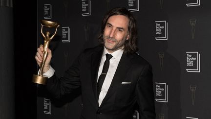 L'auteur irlandais Paul Lynch, lauréat du Booker Prize 2023, pose avec son trophée à Londres (Grande-Bretagne), dimanche 26 novembre 2023. (WIKTOR SZYMANOWICZ / ANADOLU / AFP)