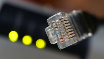 Une prise éthernet et un modem ADSL à Kaufbeuren, en Allemagne, le 16 octobre 2015. (KARL-JOSEF HILDENBRAND / AFP)