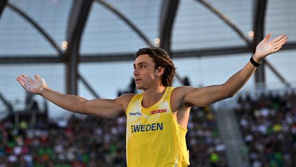 Armand Duplantis après son record du monde de saut à la perche, le 24 juillet 2022 à Eugene. (BEN STANSALL / AFP)