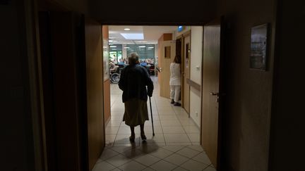 Une personne âgée dans une maison de retraite de&nbsp;Souffelweyersheim (Grand Est), le 24 juin 2019.&nbsp; (PATRICK HERTZOG / AFP)