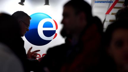 Des demandeurs d'emploi attendent&nbsp;à un stand de Pôle Emploi, le 7 mars 2018, lors d'un forum organisé par le Medef.&nbsp;&nbsp; (GERARD JULIEN / AFP)