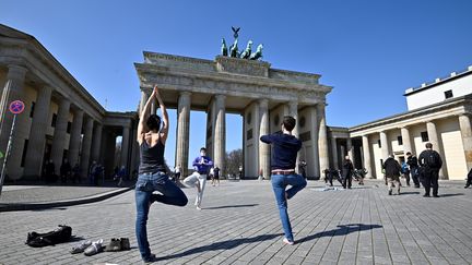 Les règles de confinement sont parfois moins restrictives ailleurs en Europe, comme ici à Berlin (Allemagne), le 5 avril 2020.&nbsp; (TOBIAS SCHWARZ / AFP)