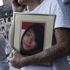 Un portrait de Sophie Le Tan porté lors d'une manifestation devant le tribunal judiciaire de&nbsp;Strasbourg (Bas-Rhin), le 18 octobre 2018. (ELYXANDRO CEGARRA / NURPHOTO / AFP)