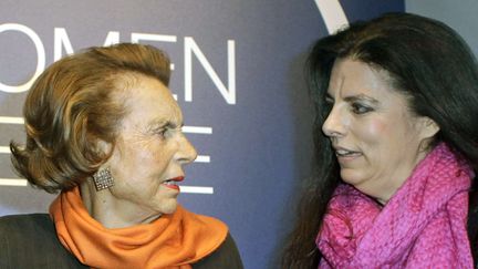 Liliane Bettencourt (&agrave; gauche) et sa fille Fran&ccedil;oise Bettencourt-Meyers r&eacute;unies &agrave; Paris, le 3 mars 2011. (THIBAULT CAMUS /AP / SIPA)