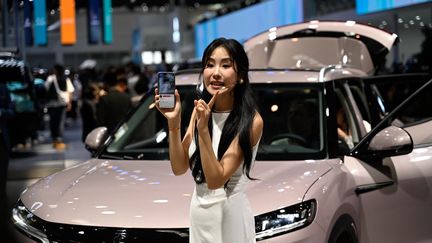 La voiture BYD Yuan Up présentée au Salon de l'auto de Pékin, le 25 avril 2024. (PEDRO PARDO / AFP)