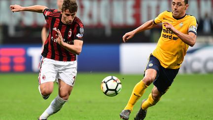 Fabio Borini (AC Milan) face à Romulo (Hellas Vérone) (MIGUEL MEDINA / AFP)