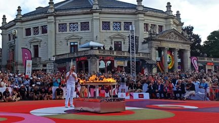 Jérémy Stravius embrase le chaudron de la flamme olympique à Amiens (© Radio France - Lison Bourgeois)