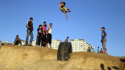 Des jeunes palestiniens s'entrainent au parkour, dans un camp de Gaza, le 27 avril 2014.&nbsp; (MOHAMMED SALEM / REUTERS)