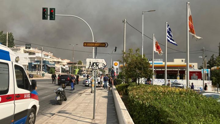 Les flammes ont atteint lundi 12 août la commune de Penteli, dans la periphérie d’Athènes, et sont attisées par des vents forts. (JOËL BRONNER / RADIOFRANCE)